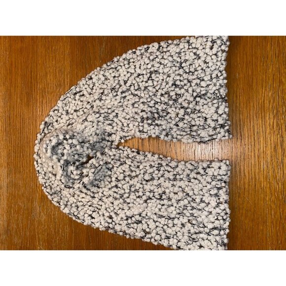 Chunky Knit Infinity Scarf In Cozy Bouclé Yarn For Winter Wear - Picture 3 of 4